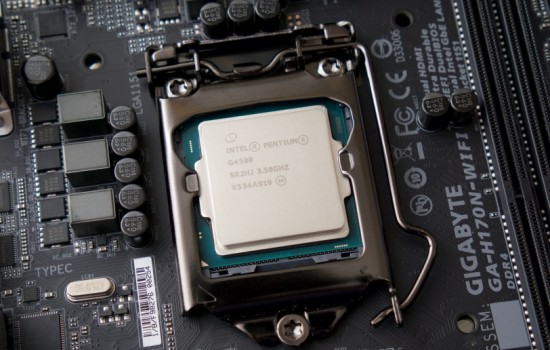 Уязвимость чипов Intel приведет к замедлению компьютеров и серверов