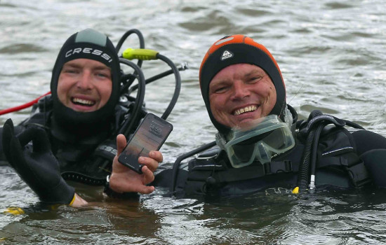 Дайверы нашли работающий iPhone X на дне озера