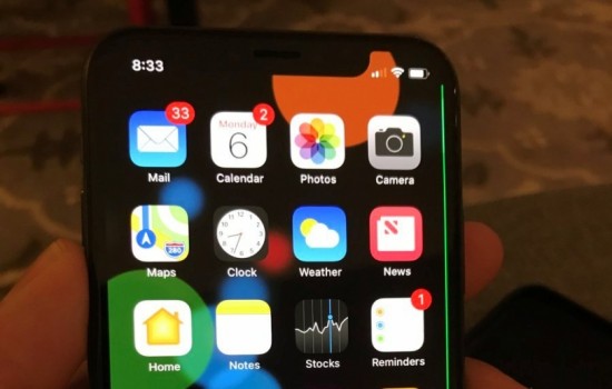Некоторые владельцы iPhone X жалуются на зеленую линию на экране