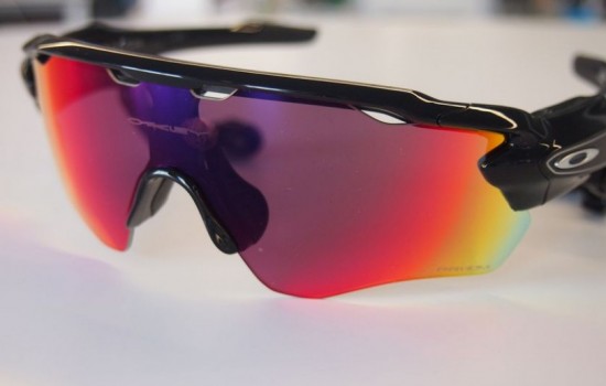 В продажу поступают умные очки от Oakley и Intel